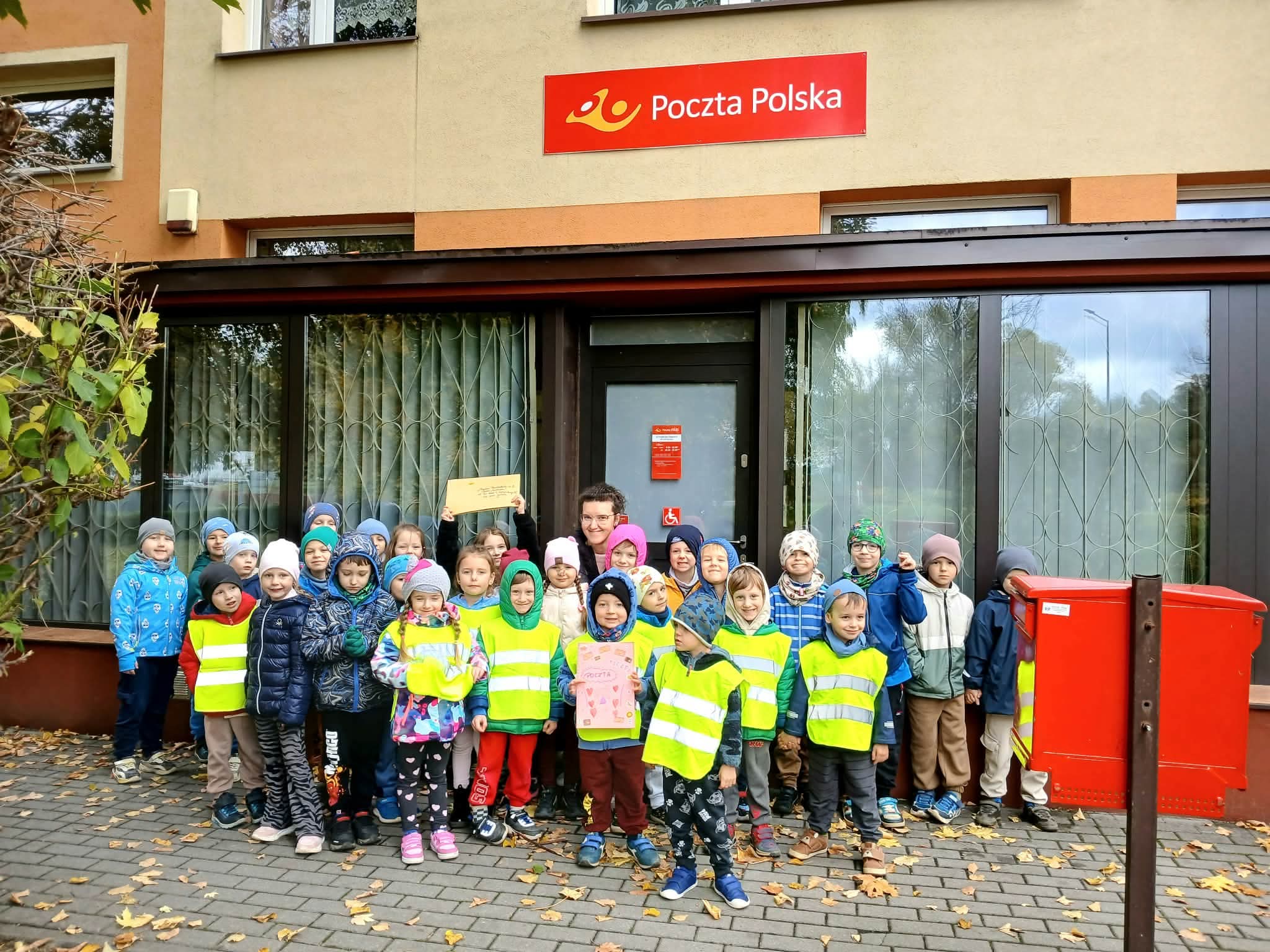 Wizyta przedszkolaków na poczcie